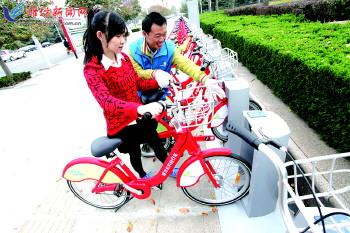 工作人員指導(dǎo)市民取車。記者 張馳