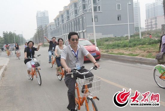 記者們騎上公共自行車，感受到城市公共自行車的便捷和樂趣。 記者 郭豪 攝。