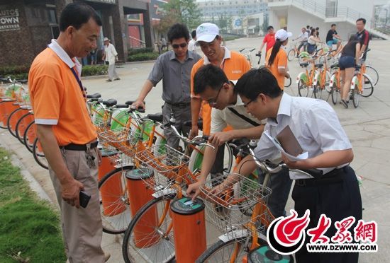 采訪團(tuán)記者做好準(zhǔn)備體驗(yàn)公共自行車。 記者 郭豪 攝。