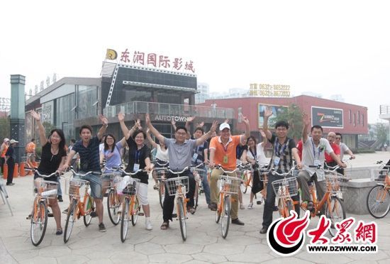 采訪團(tuán)記者做好準(zhǔn)備體驗(yàn)公共自行車。 記者 郭豪 攝。